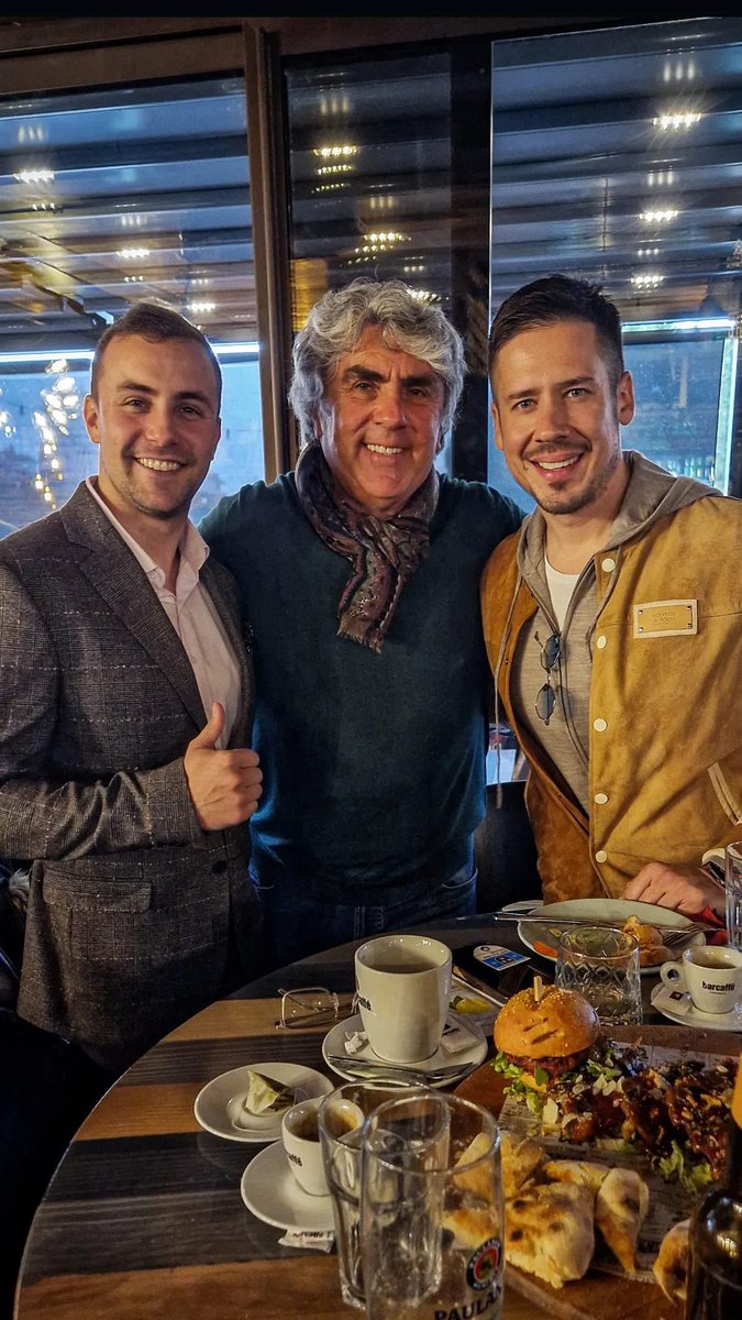 Ljubav nikada ne prestaje! Koliko mi je Marinko pričao o njihovim zajedničkim koncertima i druženjima! Blagosloven sam što smo tu ljubav i poštovanje nasledili i mi mladji! Sa dragim Duškom i Markom Kulišem! 
A i Marko nam se javio iz Beograda :)