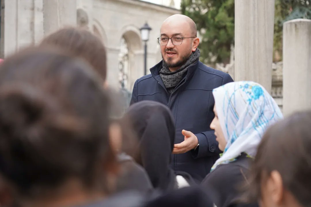 tugva_esenler's tweet photo. Bugün vakıf okulu öğrencilerimiz ile birlikte vefatının 106. sene-i devriyesinde Cennet Mekan Sultan Abdülhamid Han Hz.lerinin kabrini ziyaret ederek dualar ettik. https://t.co/Yqs2JWhdF4