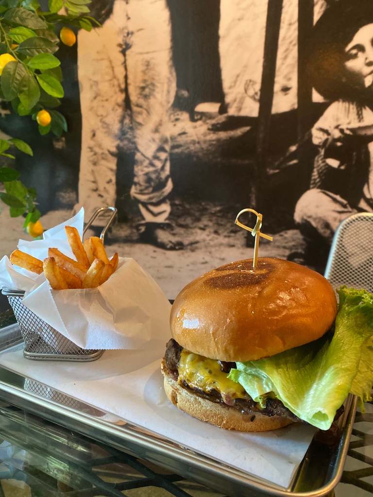 It's a burger and fries kind of day! Dive into a world of flavor with our savory creations that promise to elevate your dining experience. 🍔🍟
#TuttoPizzaandPasta #Tuttokeybiscayne⁠ ⁠