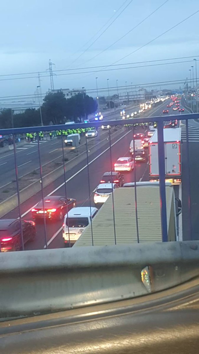 Perspective_es's tweet image. 🇪🇸🚜📢 Situación en la A3, dirección Madrid, a la altura de Chiva, hace escasos minutos. Marlaska ha ordenado cargas para liberar mercancías y controles para entorpecer la llegada masiva de agricultores a Madrid.

#tractoradas #tractorada10fMadrid 
#tractorada #tractoradanacional