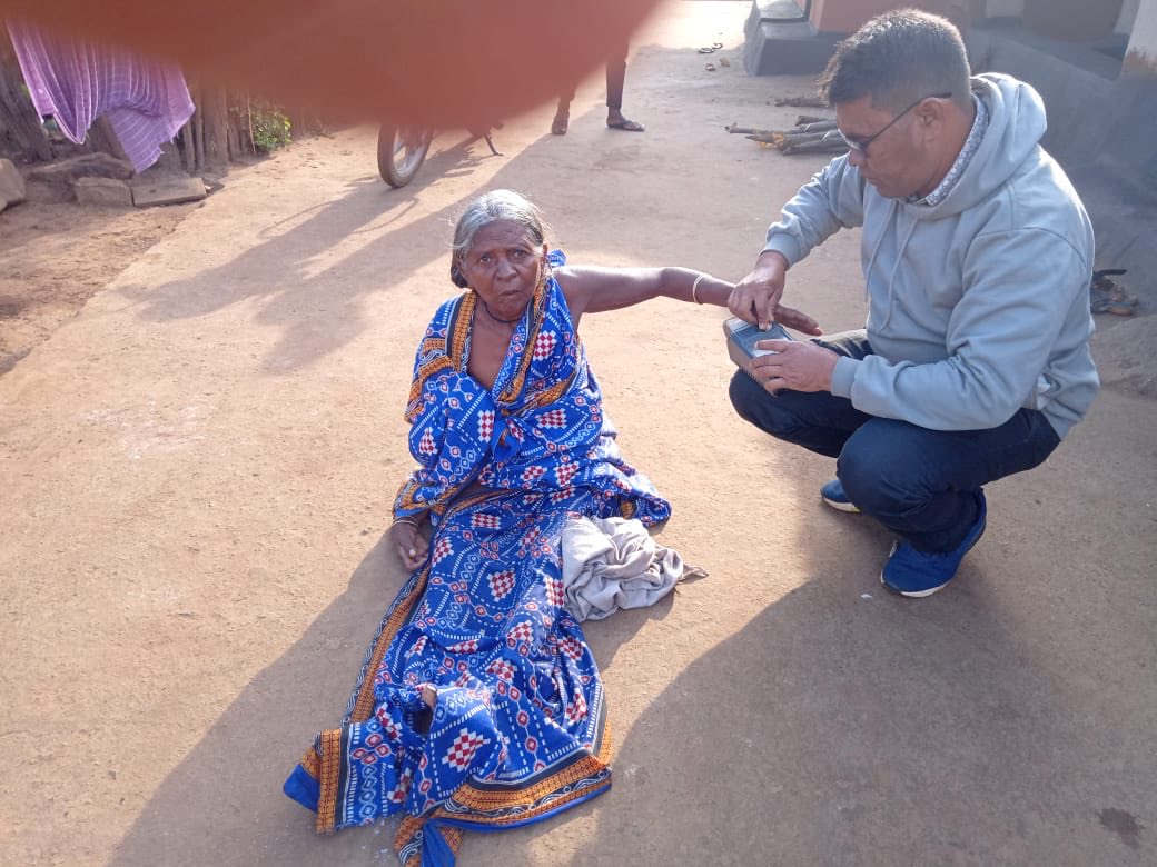 DMnabarangpur's tweet photo. #DoorStepDelivery of PDS rice to elderly, differently-abled & ill beneficiaries. No more struggling, ensuring easy access to food! #PDSDistribution @CMO_Odisha @MoSarkar5T @Food_Odisha https://t.co/M5alNRXKSf