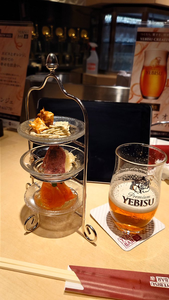 keNN0605's tweet photo. 東京駅に来る用があったので、一人エビスバー…
前菜三点セットが、アフタヌーンティーのお菓子の様に出てきて、少し恥ずかしい(^_^;) https://t.co/kOrcsYubnp