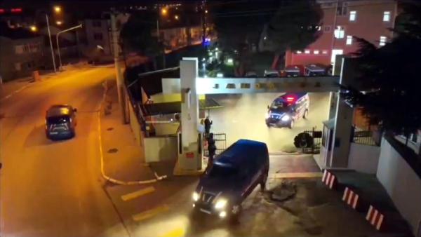 'Kafes-38' operasyonlarında 2 suç örgütü çökertildi: 16 gözaltı

İçişleri Bakanı Ali Yerlikaya, 4 ilde düzenlenen 'Kafes-38' operasyonlarında 2 organize suç örgütünün çökertildiğini, elebaşları ile birlikte toplam 16 şüphelinin yakalandığını açıkladı.