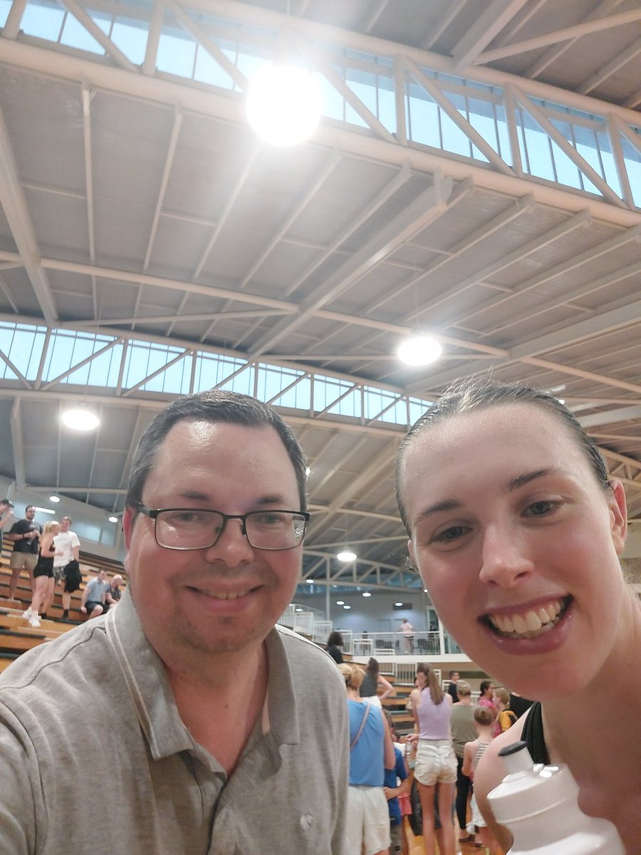 Thanks to @MelbMavericks @ECardwell11 and @livlewis99 for the photos and chat. @ECardwell11 if I am lucky enough to meet you again, I promise I will not knock over any drink bottles whilst taking a photo with you. 🤣 2/2 #GoMavs #nettytwitter #netballchaos