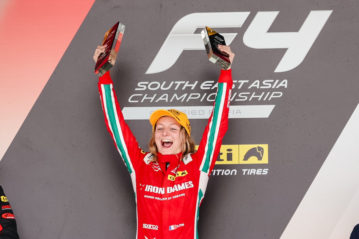 ÉNORME, ÉNORME, ÉNORME !

C'était SON point faible : le rythme qualif, mais elle l'a fait. 

Première PÔLE POSITION pour Doriane Pin 🇨🇵 (20 ans) devant les tous meilleurs pilotes de F4, devant tous ses coéquipiers, en F4 UAE 🇦🇪

Superbe !