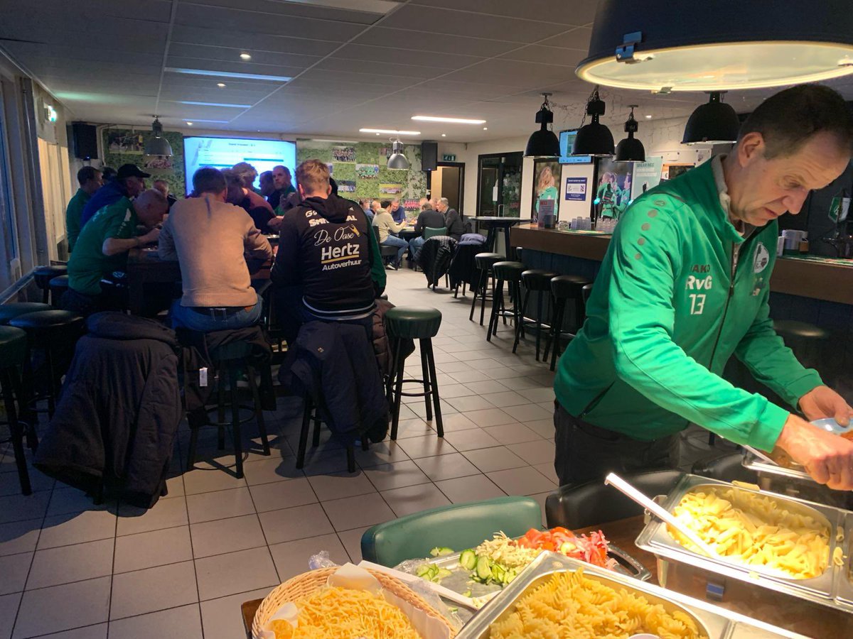 hvb8heerenveen's tweet photo. Helaas de #BoysDerby verloren met 2-1. Zij scoorden vlak voor tijd de 2-1 🙃 Wij hadden vlak daarvoor een #penal moeten hebben, maar helaas. Gefeliciteerd #HVB9 met de #3punten. Het was een #mooie avond #LopendBuffet en een gezellige #3ehelft ⚽️💪🍻 @vvHvB @hvb10heerenveen https://t.co/fSzaO0eCou