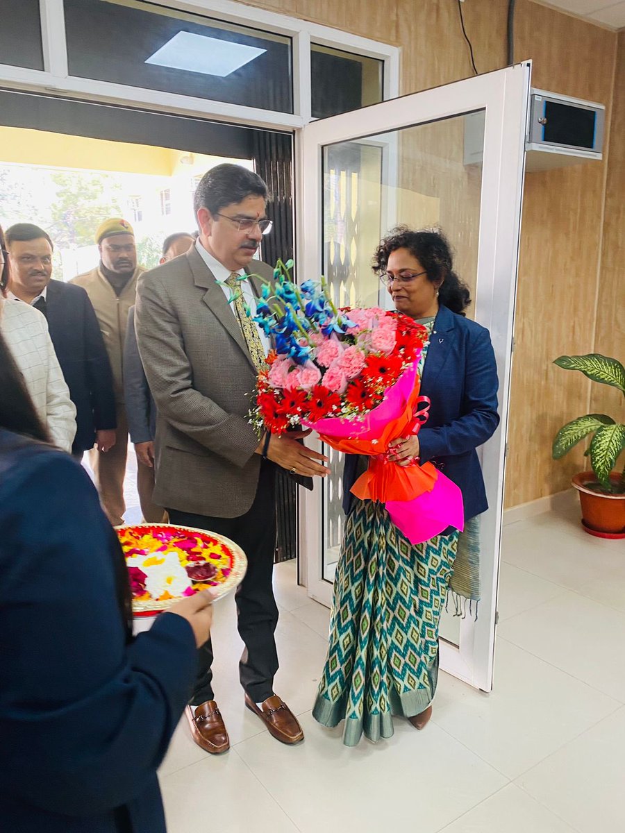 LUMBA_Lucknow's tweet image. "🎓Management Conclave on 'Competencies for Future Managers in a 5 Trillion Economy' witnessed insightful discussions by industry leaders guiding academia and students towards success. Kudos to organisers &amp;amp; participants! #LUMBA #ManagementConclave #5TrillionEconomy"@sangeeta_hr