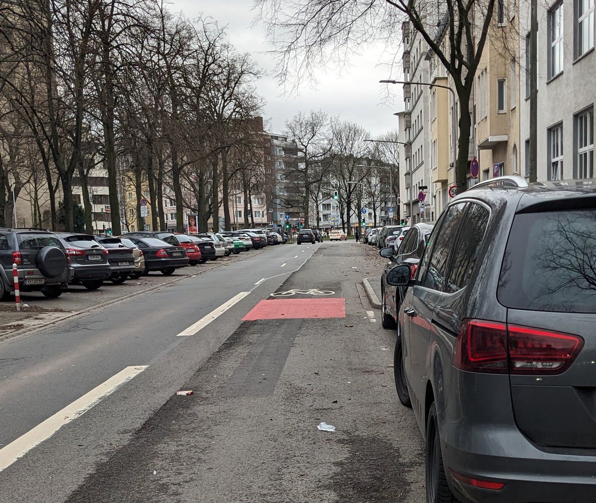 #Radwegende 👊
Schöne Radspur auf der Prinz-Georg Straße hört vor der Kreuzung Rochusstraße plötzlich auf, gerade im Kreuzungsbereich wäre eine sichere Führung des #Radverkehrs wichtig. Gibt es da Pläne zu <a href="/Duesseldorf/">Stadt Düsseldorf</a>. @ADFCDuesseldorf #sichererschulweg #duesseldorf #radschlag