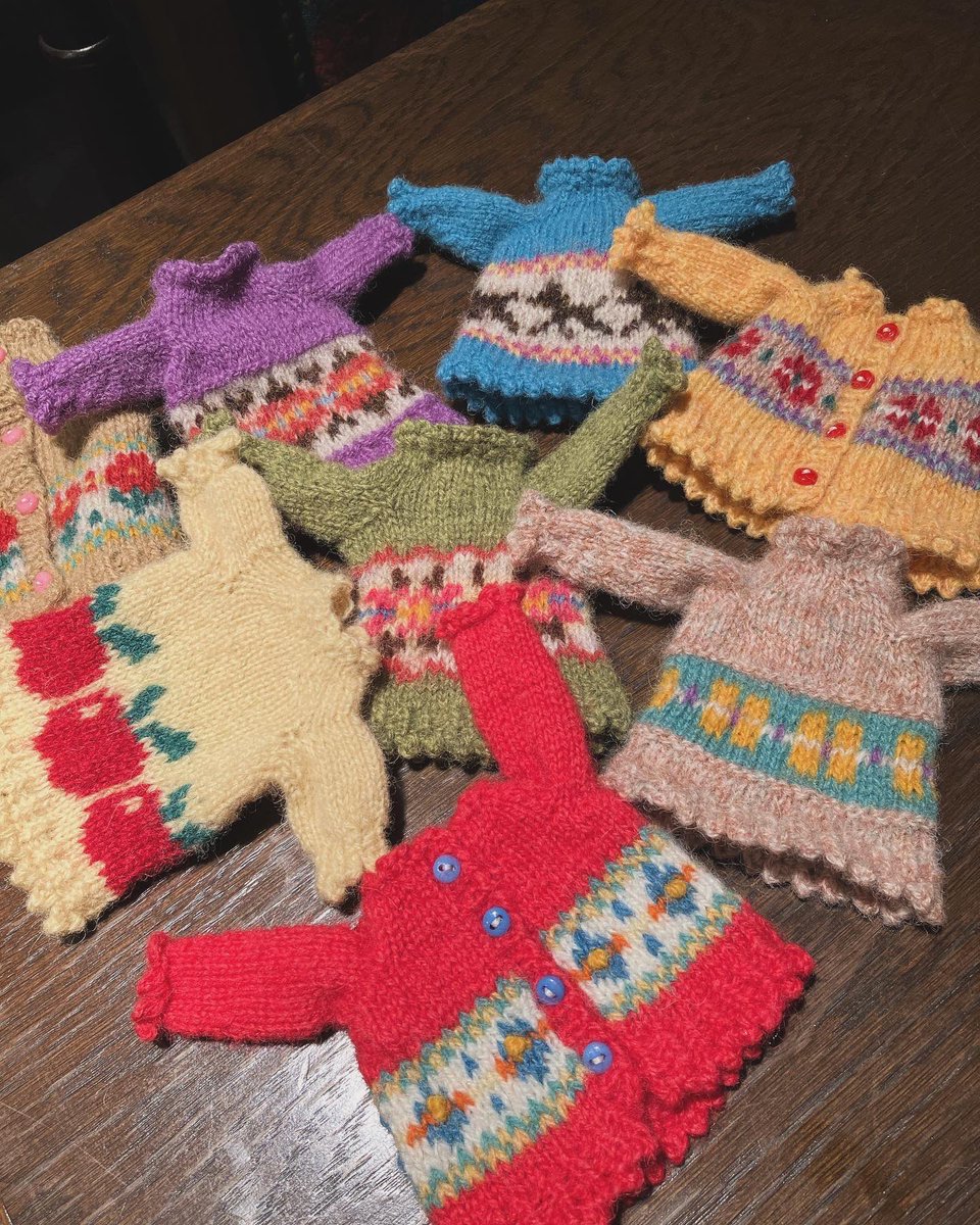 spassatengel's tweet photo. ちっちゃいセーターとカーディガン🧶
#ニットの日
#blythoutfit
#jamiesons https://t.co/XaAFcZX5Az