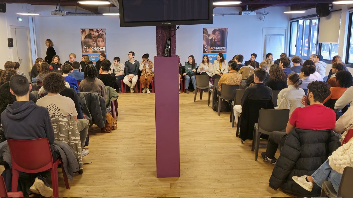 MarcEpstein_'s tweet photo. Ce matin, les ex-bénéficiaires de @lachance_media échangent avec les étudiants de la promo 2024 et évoquent leurs expériences des concours, des écoles, des médias employeurs... Utile et éclairant. https://t.co/9S1qCrYUla