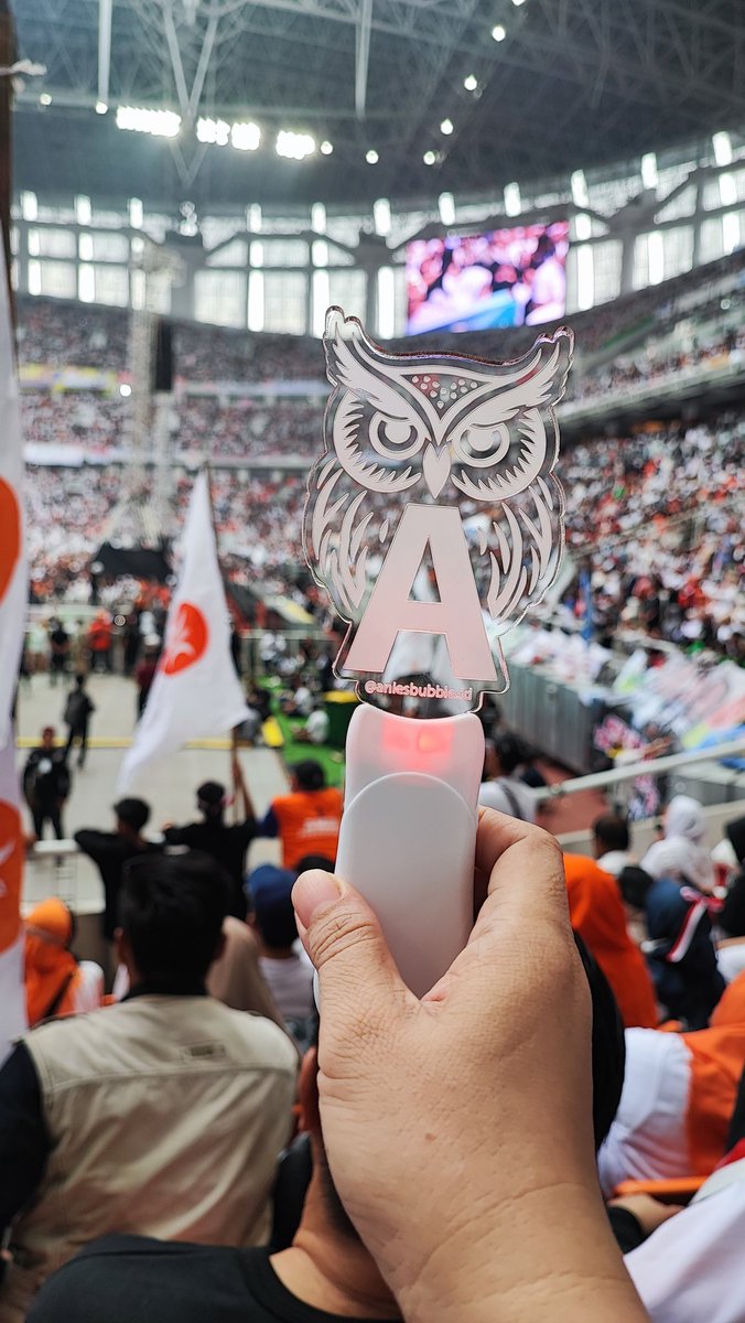 nurambarini's tweet photo. @aniesbubble Alhamdulillah bisa nyampe sini lightstick nya
#Ber1BeraniBerubah https://t.co/gDPIh4IPUZ
