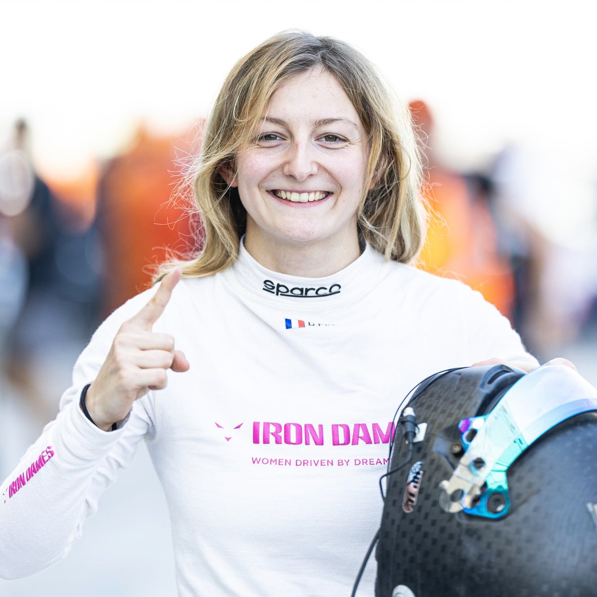 POLE POSITION ❤️ 

Incredibly happy to take my first pole of the season here in Abu Dhabi - Thanks Team 🙏 <a href="/MercedesAMGF1/">Mercedes-AMG PETRONAS F1 Team</a> <a href="/IronDames_/">Iron Dames</a> <a href="/PREMA_Team/">PREMA</a>