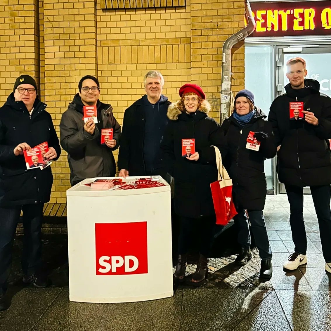Wahlkampfendspurt: Voller Einsatz für unseren Kandidaten Klaus Mindrup. Mit Deiner Stimme kannst Du morgen <a href="/KlausMindrup/">Klaus Mindrup</a>, einen Kämpfer für #bezahlbarenWohnraum und #bezahlbareWärme sowie eine starke Stimme für #Demokratie und #Vielfalt, in den Bundestag wählen.