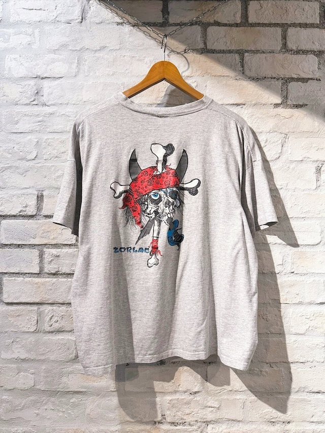 bud_vintage_'s tweet photo. 1990s Zorlac “Pirate Skull” T-Shirt
Size L

着ていきたい場所→人の少ない綺麗な砂浜

Available at our website 
We Ship worldwide 

#budvintageclothing #Vintage  #80s #90s #00s #y2k #古着 #ヴィンテージ #harajuku #outfit #used #原宿 #zorlac #pushead #oldskate https://t.co/0LEHTyZwCe