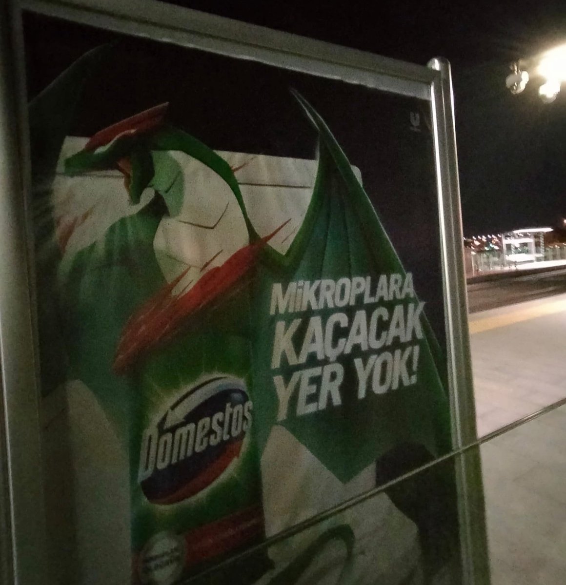 BU ME CESARET !

Domestos isimli firma, Filistin bayrağını mikrop olarak tasvir ederek  "mikroplara kaçacak yer yok" yazılı reklamları ülkenin dört bir yanına astı !

Bu halk sana bunun cezasını kesecek!

Hep bir ağızdan #DomestosBoykot diyoruz!