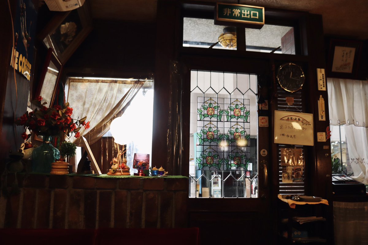 尾道　軽食・喫茶 バラ屋☕️ フルーツパフェを食べました🍒 レトロな店内には小さな置物が沢山置いてあって可愛いです。
