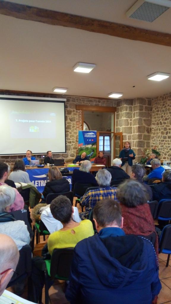 NousVoyageurs's tweet photo. L'association @letrain634269 démontre lors de cette AG à #Noiretable #Loire sa vivacité : nombreux projets, opérations d'envergure, équipe très active qui s'étoffe, nombreux membres en forte augmentation convaincus.
Rejoignez ns pour le retour du train sur Clermont Sainté ! https://t.co/PV3PCTP80A