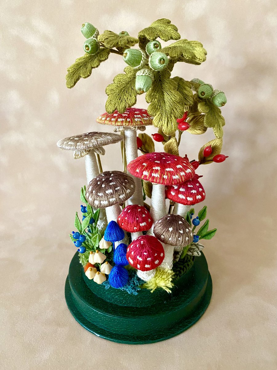 三連休はフォロワーさんが増えるらしい 立体刺繍のキノコの山です🍄