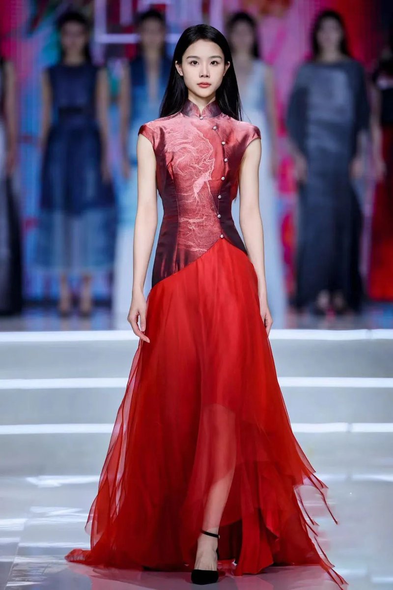 Tsinghua_Uni's tweet image. Let’s admire modern-day #fashion adorned with timeless elements and vibrant colors! Using international fashion trends and modern design language, Professor Li Wei from @Tsinghua_AAD aims to promote the artistic and international development of #SongBrocade clothing!