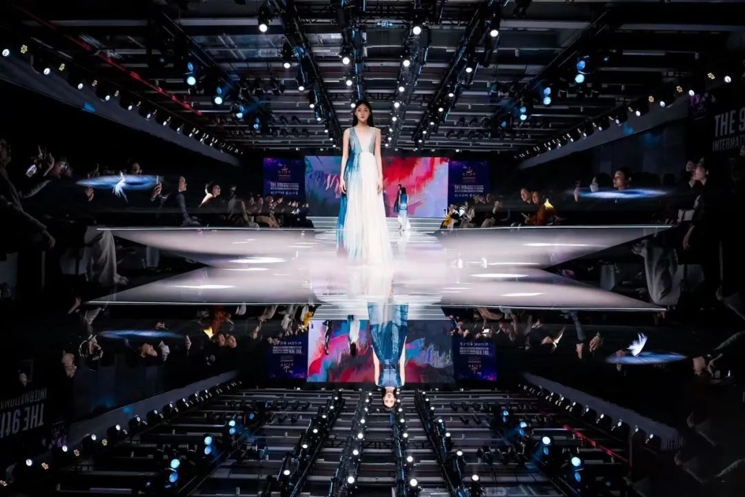 Tsinghua_Uni's tweet image. Let’s admire modern-day #fashion adorned with timeless elements and vibrant colors! Using international fashion trends and modern design language, Professor Li Wei from @Tsinghua_AAD aims to promote the artistic and international development of #SongBrocade clothing!