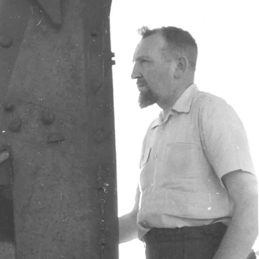 🌫️ Tal dia com hui naix en Crivillén (Terol) l'escultor espanyol, Pablo Serrano (1908).

En la seua obra "Unitat Yunta" (1970) explora el concepte de dualitat mitjançant dos grans volums complementaris però enfrontats, generant una gran tensió entre ells. 

#culturaupv