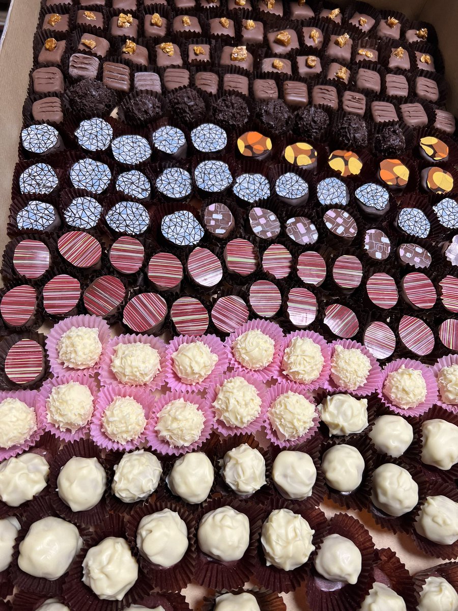 03LkS's tweet photo. 今年もチョコレート頑張った(o^^o)
手に水ぶくれできていて自分でもびっくりしました、、、
これの10倍作ったからまぁ、仕方ない　笑 https://t.co/xo3dbJDPKd