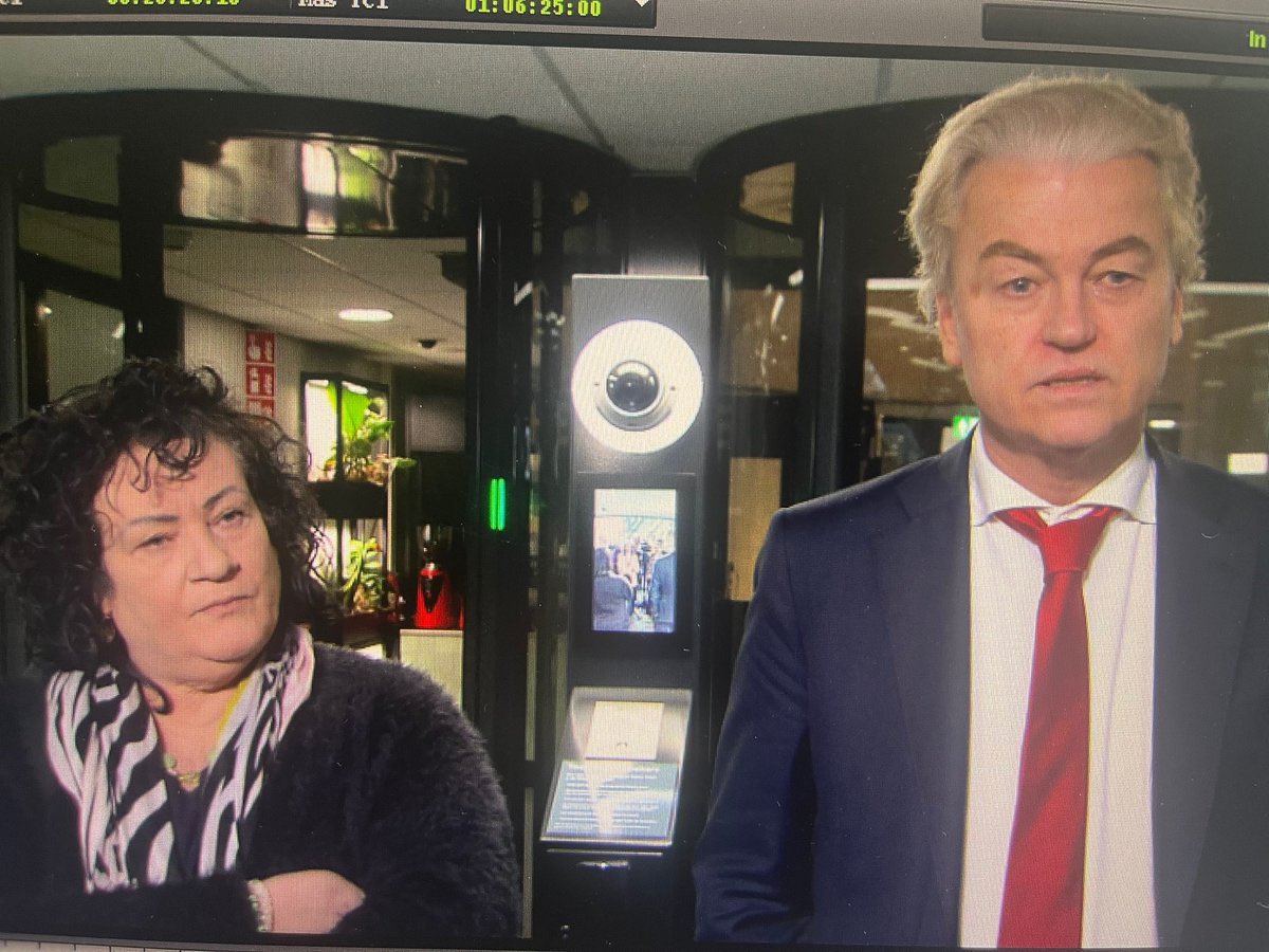 less023's tweet image. De blikken van #HR en #Management wanneer je om de beloofde loonsverhoging vraagt!