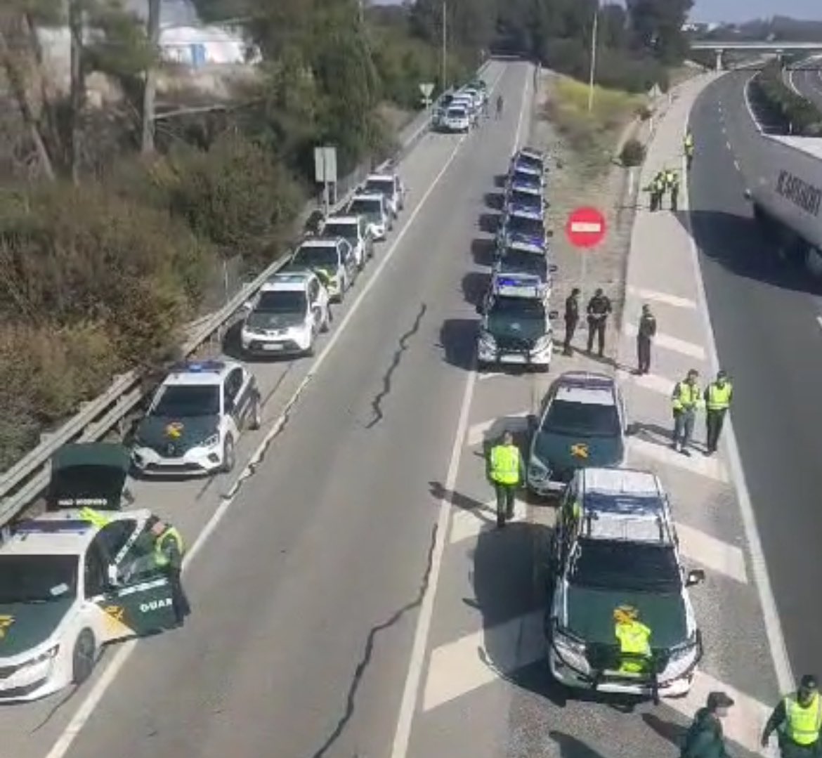 1 pequeña lancha neumática para combatir a los narcos, dispositivos de 20 patrullas para controlar a los agricultores.

La España socialista que gasta más recursos en reprimir a la oposición, que en protegernos de los delincuentes.

Marlaska dimisión.