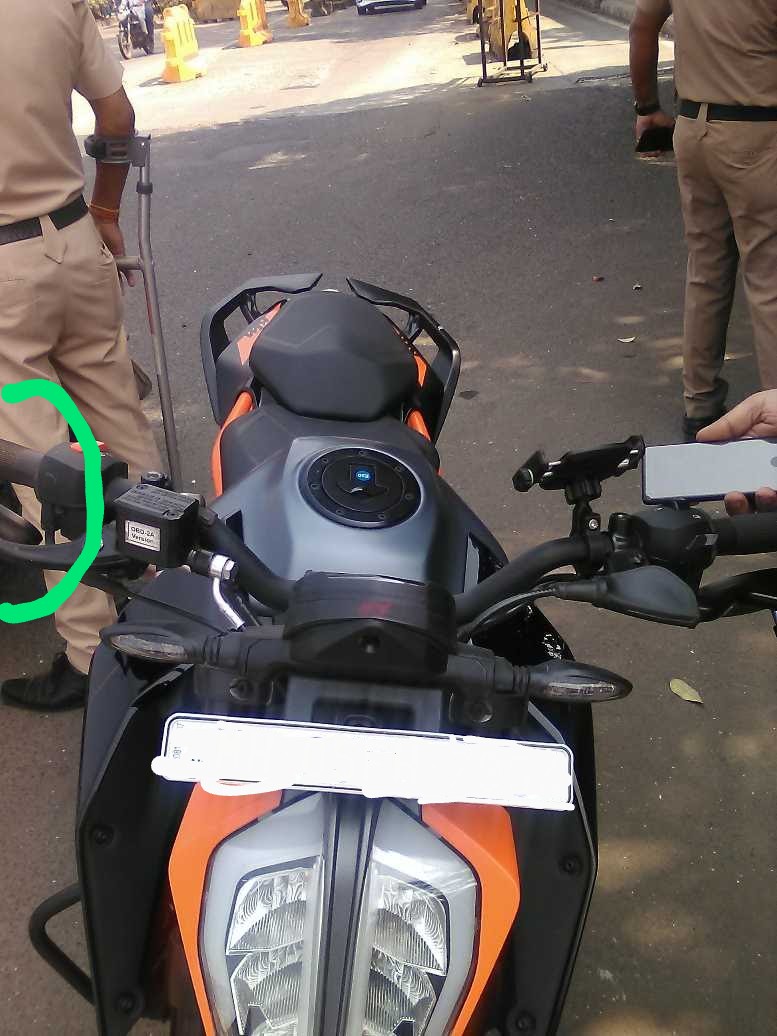 theakshayrajgor's tweet image. Received a false challan, where the officer lied on the challan stating I had no mirrors. And conveniently taking the photo in a manner where the bar end mirrors were not visible in the picture. Have shared both pictures one taken by him and one by me at same time @MTPHereToHelp
