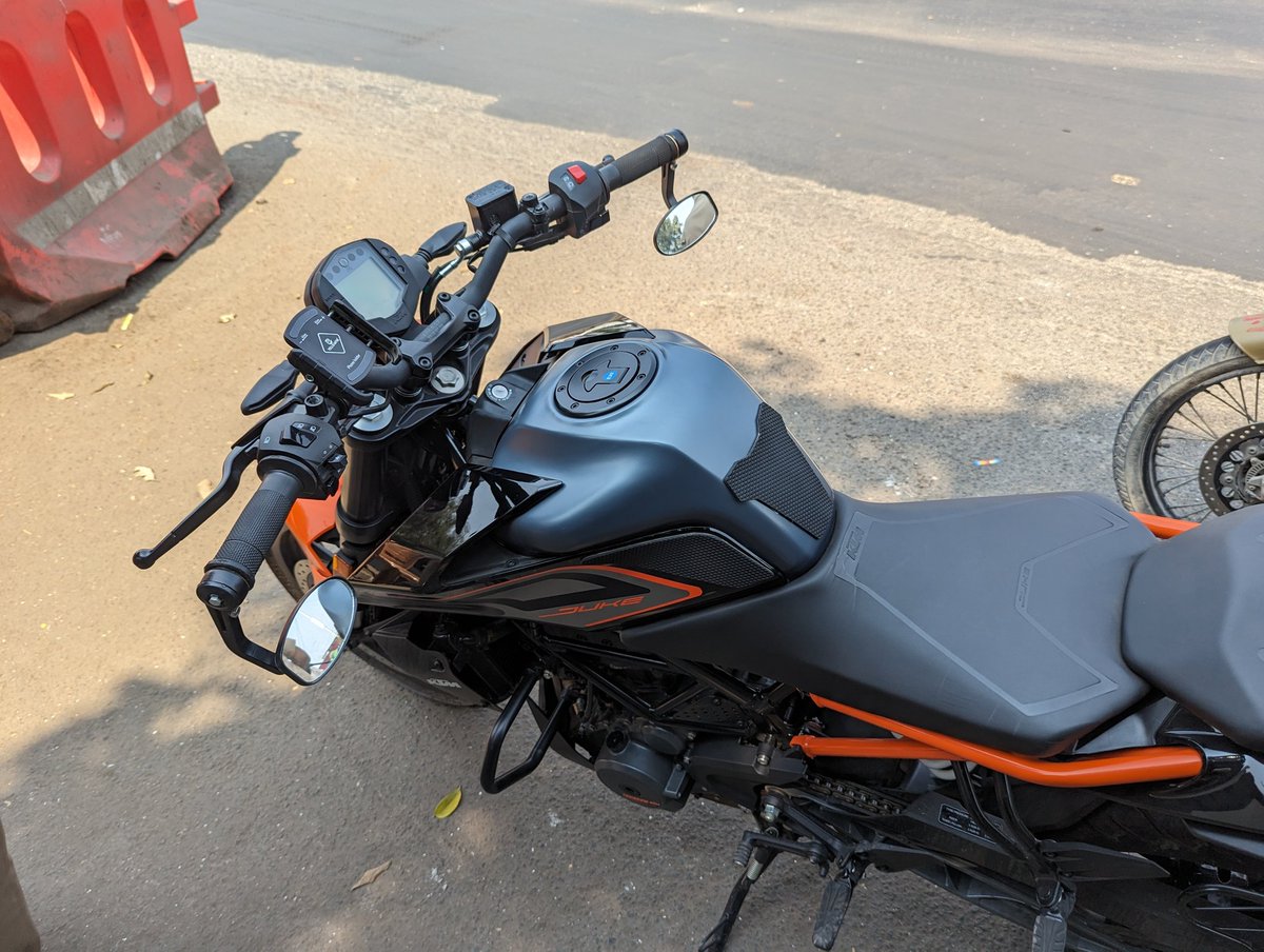 theakshayrajgor's tweet image. Received a false challan, where the officer lied on the challan stating I had no mirrors. And conveniently taking the photo in a manner where the bar end mirrors were not visible in the picture. Have shared both pictures one taken by him and one by me at same time @MTPHereToHelp