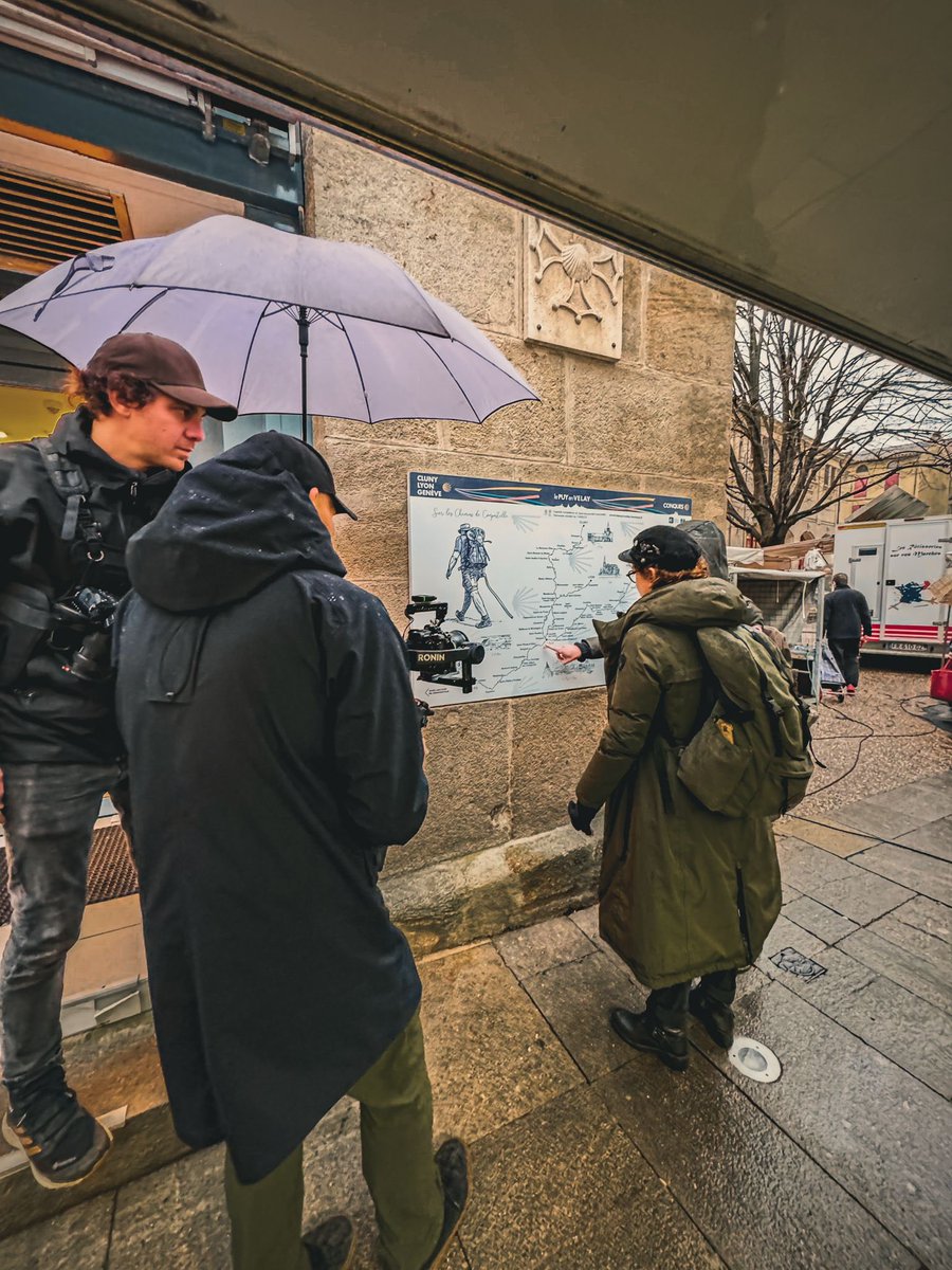 Matin pluvieux pour Échappées  Belles mais matin heureux sur le départ du chemin de Saint Jacques #lepuyenvelay #france5 #saintjacques #echappeesbelles