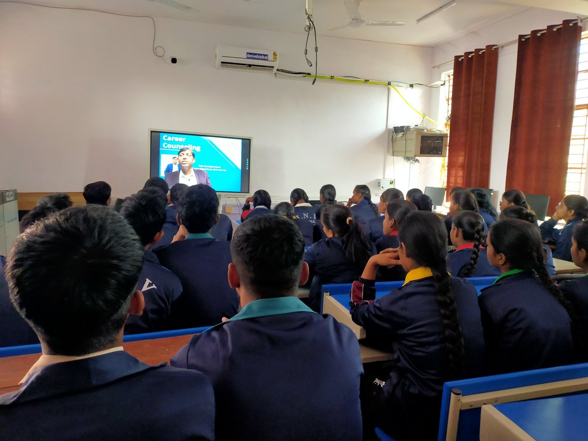 DehatJnv's tweet photo. The students of class 10 attending Career Counselling Session arranged by Ex Navodayan Foundation. The purpose of the session is to aware students about importance of continuation of their Sr Sec. schooling in JNVs and availability of ENABLE classes for JEE/NEET preparation. https://t.co/vSBUx0liHR