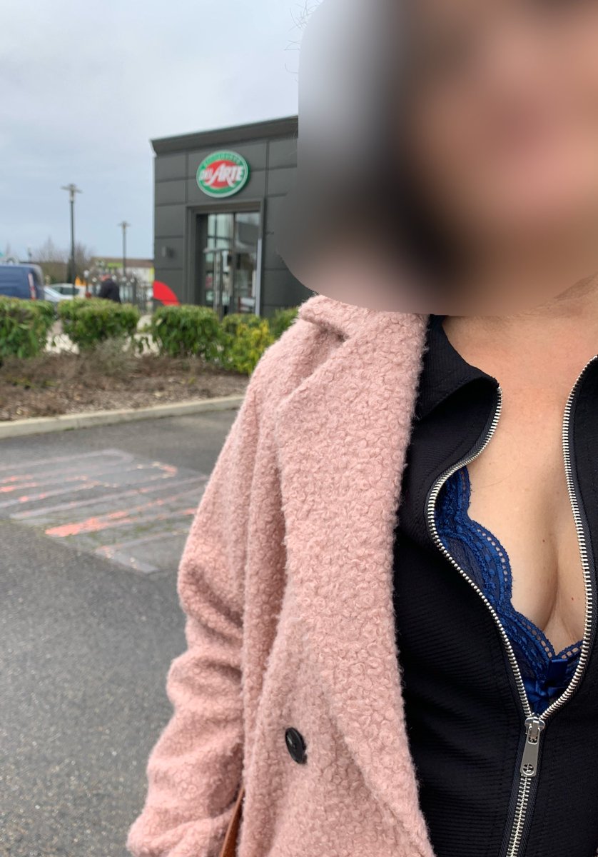 Hellix691's tweet photo. Notre journée s’est poursuivie dans les magasins avec une pause pour manger. J’adore cet érotisme involontaire quand la robe ne peut cacher la dentelle du bas. J’adore voir les yeux des hommes se baisser pour l’apercevoir. #hotwife #salope #bas https://t.co/p0XOXNJEPw