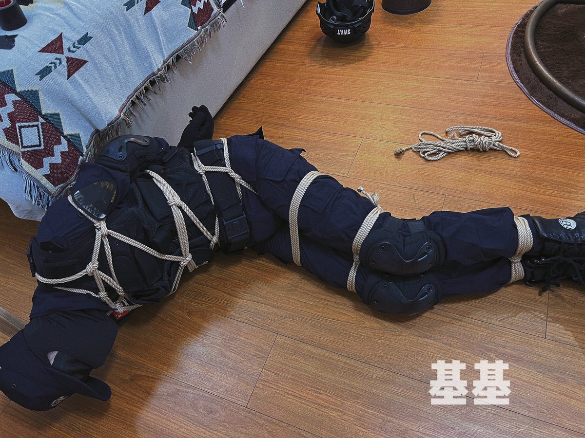 【特警】
大年粗一，要请特警玩具吃脚子……