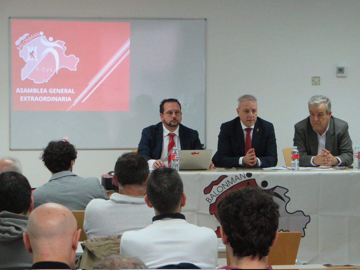 🗨️  ASAMBLEA

<a href="/blazquezbalonma/">Paco Blázquez García</a> abre la Asamblea Extraordinaria de la #FCYLBM en el Centro Deportivo Río Esgueva de Valladolid.
Acompañado de Agustín Alonso, Presidente, y Jaime González, Vicepresidente.

#️⃣ #cylesbalonmano