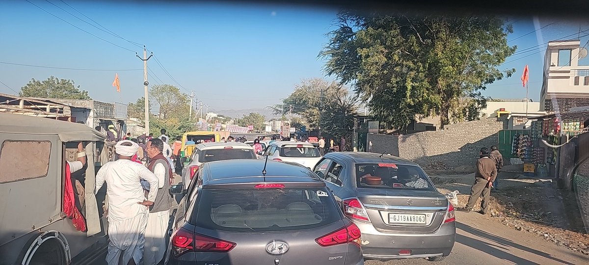 kcdoshi70's tweet photo. @BhajanlalBjp @AmitShah @BJP4India @narendramodi #manpur #CMORajasthan police stop  the vehicals to welcome #BhajanlalSharma waiting from last 40 minutes on the road https://t.co/qen2j3ubQ0