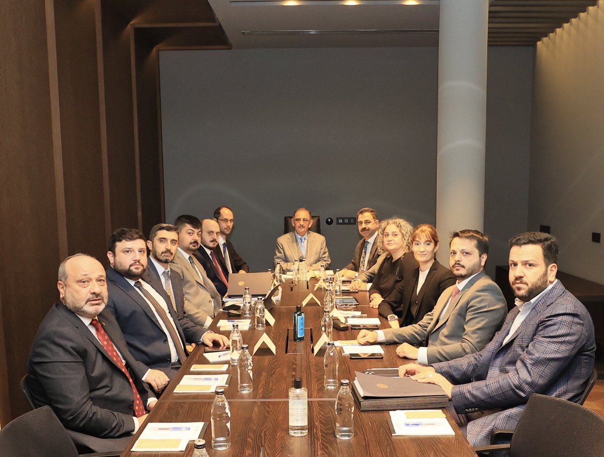 Gözbebeğimiz İstanbul’umuz için kaybedecek 1 dakikamız yok.

İstanbul için gayretle, azimle çalışan bürokratlarımızla kadim şehir İstanbul’umuzun kentsel dönüşüm çalışmalarında geldiğimiz noktayı değerlendirdik.

Azimli ve kararlıyız. Çalışmalarımızı durup dinlenmeden sürdürüyor,