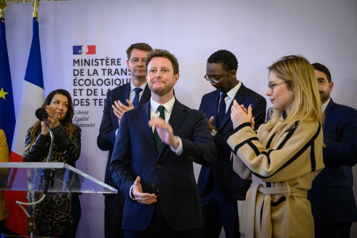 CBeaune's tweet photo. Je suis fier d’avoir servi notre pays pendant près de 4 ans comme ministre de l’Europe puis des Transports.
Je remercie le Président pour sa confiance, les deux Premiers ministres que j’ai servis @JeanCASTEX et @Elisabeth_Borne et celui qui m’a donné ma chance @jeanmarcayrault. https://t.co/gtMqPfFW5B