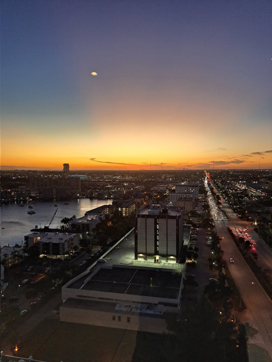 LLitvet's tweet photo. Una de anoche 🌆💛✈️ https://t.co/p9h72FcIQN
