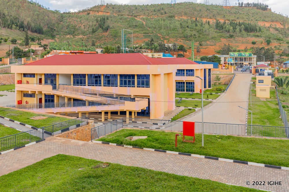 VisitKirehe's tweet photo. 🛑#PartTwo! Ibyiza nyaburanga wasura igihe utembereye mu akarere ka @KireheDistrict. 🛑

Ikaze | Bienvenue | Welcome 

#VisitKirehe
#KireheInvestmentOpportunities 
#RusumoField

@NzirabatinyaMo4 @PudenceR https://t.co/8SPU33jYcA