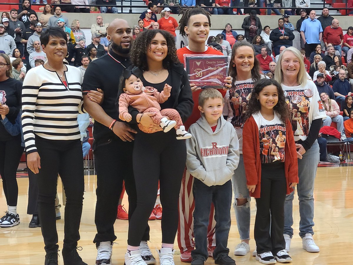 rondeaneArt's tweet photo. Big thank you to all of our Richmond Red Devils Basketball team seniors #ALLIN 🏀 https://t.co/UBNrShgKZl