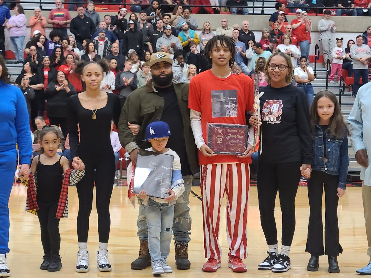 rondeaneArt's tweet photo. Big thank you to all of our Richmond Red Devils Basketball team seniors #ALLIN 🏀 https://t.co/UBNrShgKZl