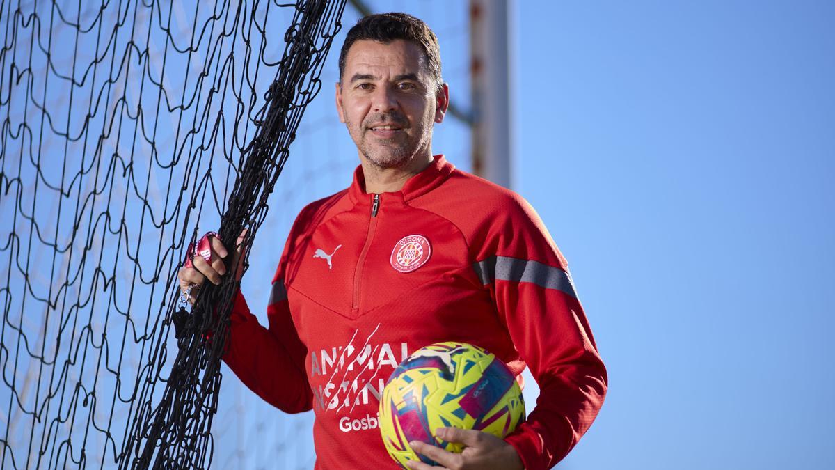 FonsiLoaiza's tweet photo. El entrenador vallecano Míchel cuando llegó a Catalunya pidió a los periodistas que le hicieran todas las preguntas en catalán en rueda de prensa para aprenderlo. Hoy, su Girona se juega el liderato en el Bernabéu, expulsado y con todo el establishment español en su contra. https://t.co/JvbTWyVptg