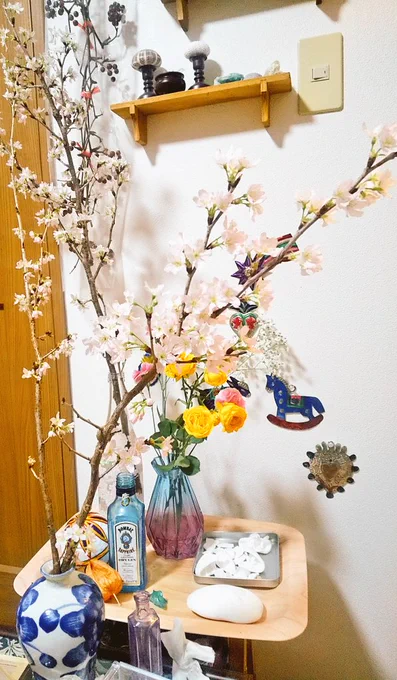 ここしばらく投げ売りされてた桜を飾ってて、部屋で花見が出来るのが嬉しい