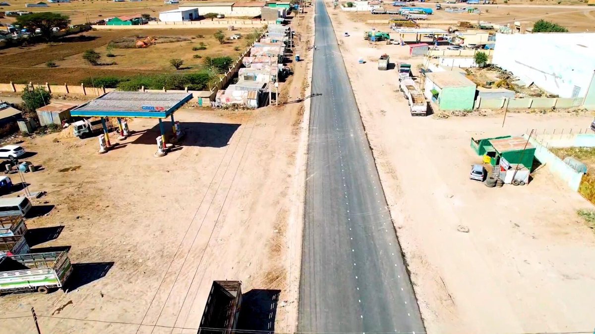 SomalilandFT's tweet photo. #Somalilandinfrastructure 

The Commercial border city of Wajaale is now completely connected each other. 

This Commercial border city between Somaliland and Ethiopia use to be lacking roads infrastructure within the city especially the Somaliland side. 

This new road will connect from Berbera corridor to Wajaale to Ethiopia side.