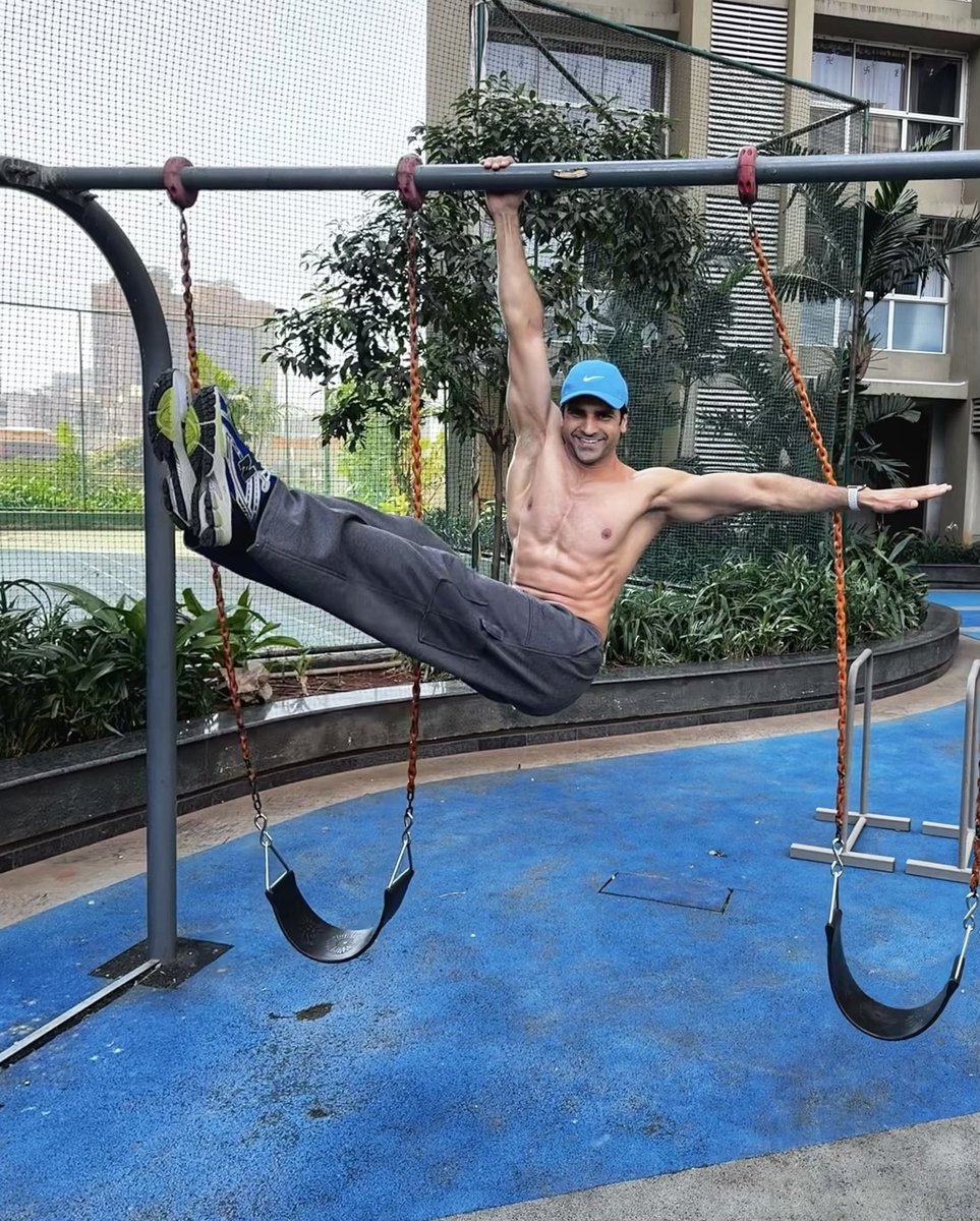 When you’re ignorant of your life problems but they keep reminding you that they’re here to stay😅 #vivekdahiya #corestrength #hanginthere #mainhoonna