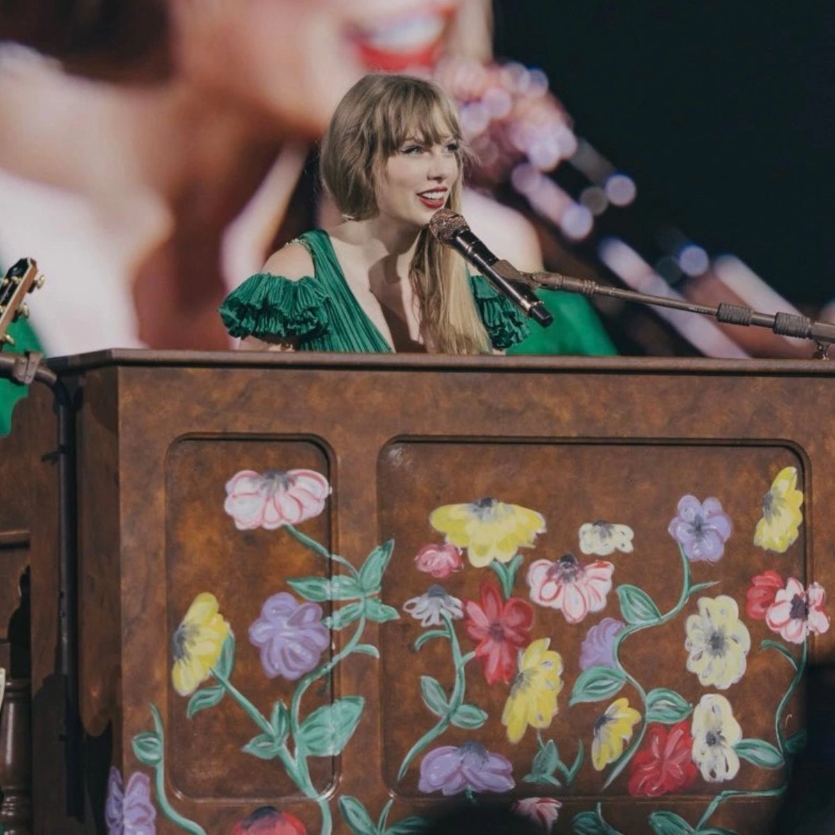 TheSwiftSociety's tweet photo. ‼️| Tonight’s surprise songs are 'Come In With The Rain' and 'You're On Your Own, Kid'
#TokyoTSTheErasTour https://t.co/7zAqEETkyF