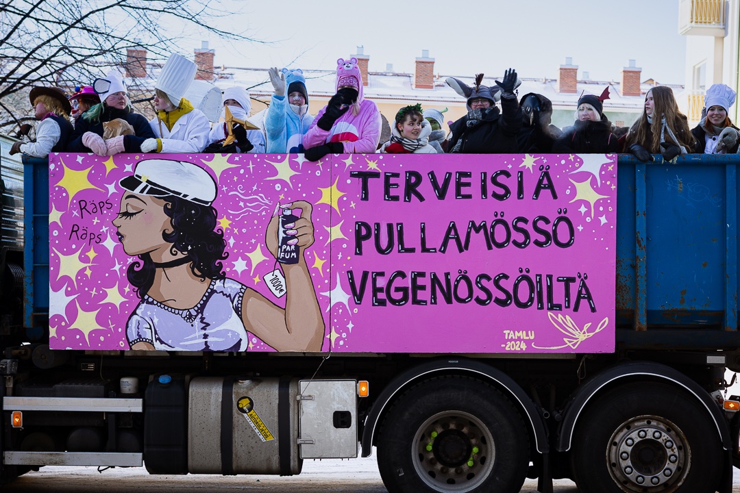 JuhaniVallikari's tweet photo. Historia on opettanut meille että julmat diktaattorit nousevat taiteellisten vegetaristien ja vegaanien parista - niinku se itävaltalainen korpraali.
Näitä karkeilla pommittavia huligaaneja on siis aiheellista pelätä tosissaan.
8/10 #tamlu https://t.co/kEob6swx5p