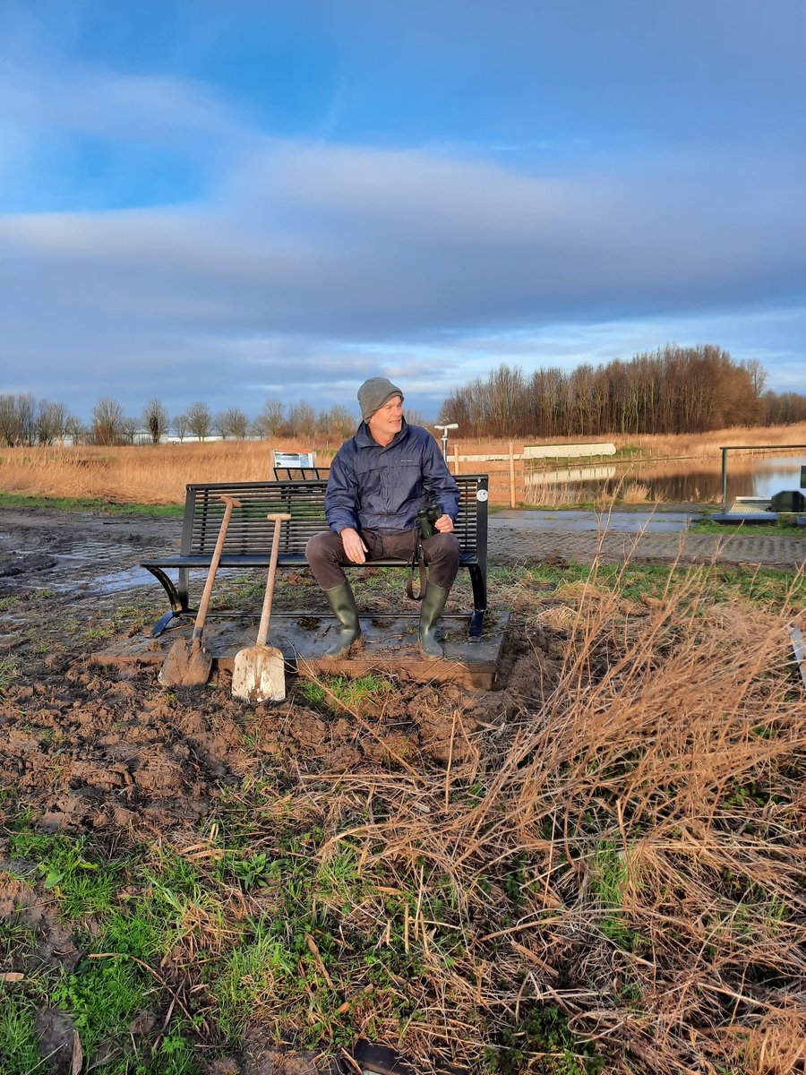 Wanneer je Kraaiennest bezoekt neem dan een kijkje bij het sluisje. Wij hebben gezorgd voor een nieuw bankje met zicht op oeverzwaluwwand, plasdras én vogelplas. #Vockestaert @VroegeVogels @vogelnieuws @PuuurMD @Bezoek_westland @Midden_Delfland @Sovon @staatsbosbeheer