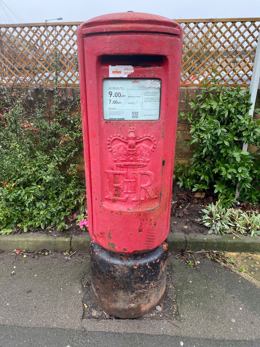 LotieLotLots's tweet image. #PostboxSaturday from #BishopthorpeRoad this morning. Could do with a coat of paint.